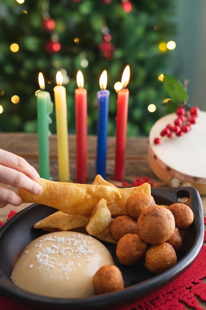 Foto nahaufnahme einer hand, die eis auf dem tisch hält