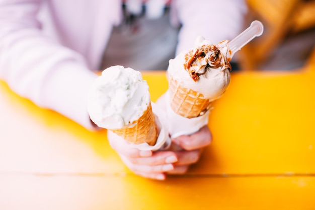 Nahaufnahme einer Hand, die Eis hält