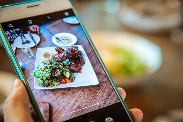 Foto nahaufnahme einer hand, die essen hält