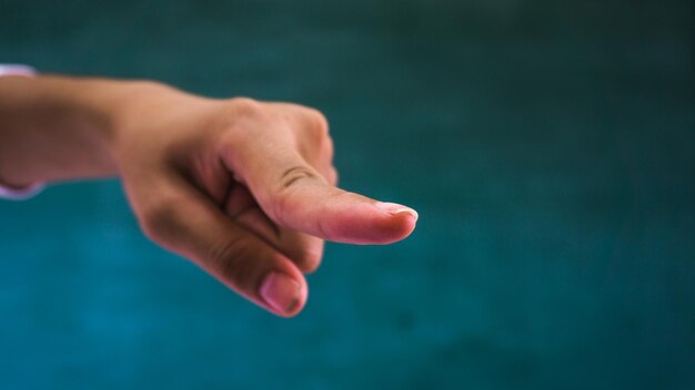 Foto nahaufnahme einer hand, die gegen die wand gestimmt