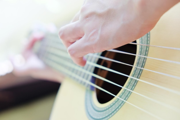Nahaufnahme einer Hand, die Gitarre spielt