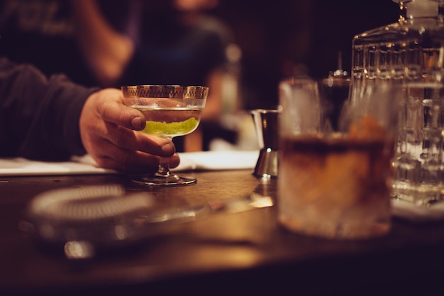 Nahaufnahme einer Hand, die Glas hält