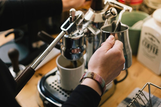 Nahaufnahme einer Hand, die Kaffee hält