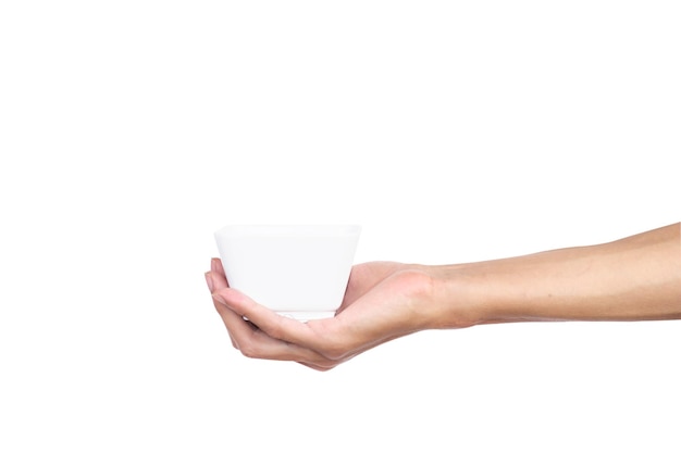Nahaufnahme einer Hand, die Kaffee vor weißem Hintergrund hält