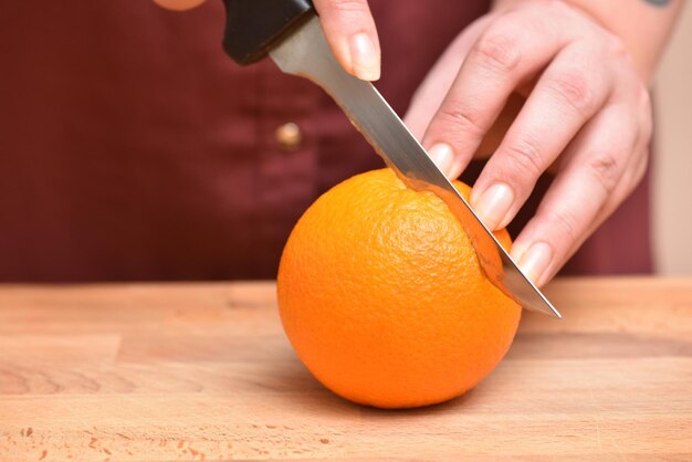 Foto nahaufnahme einer hand, die orange hält.