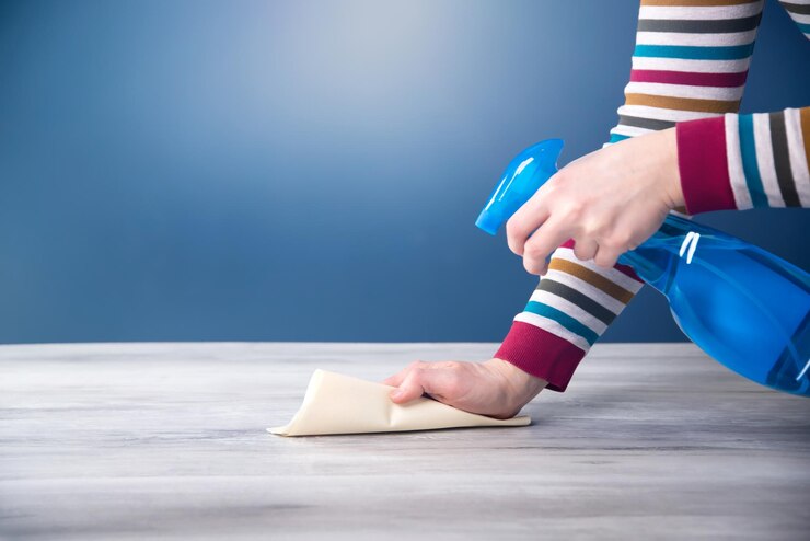 Foto nahaufnahme einer hand, die papier auf dem tisch hält