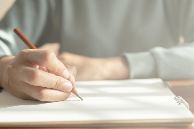 Nahaufnahme einer Hand, die Papier hält