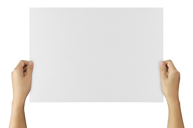Nahaufnahme einer Hand, die Papier vor weißem Hintergrund hält