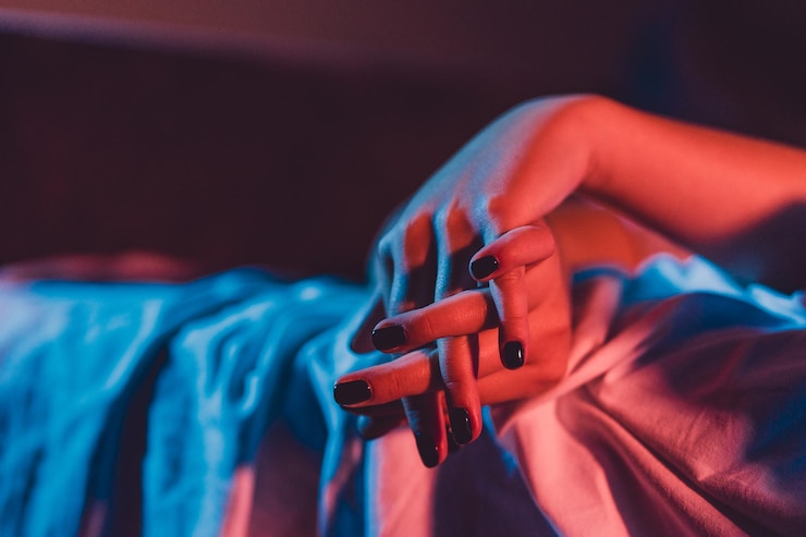 Foto nahaufnahme einer hand, die rotwein hält