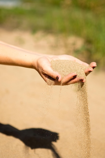 Foto nahaufnahme einer hand, die sand hält