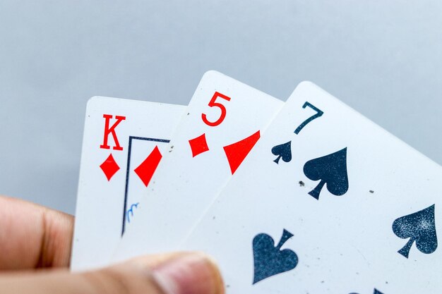 Foto nahaufnahme einer hand, die spielkarten hält