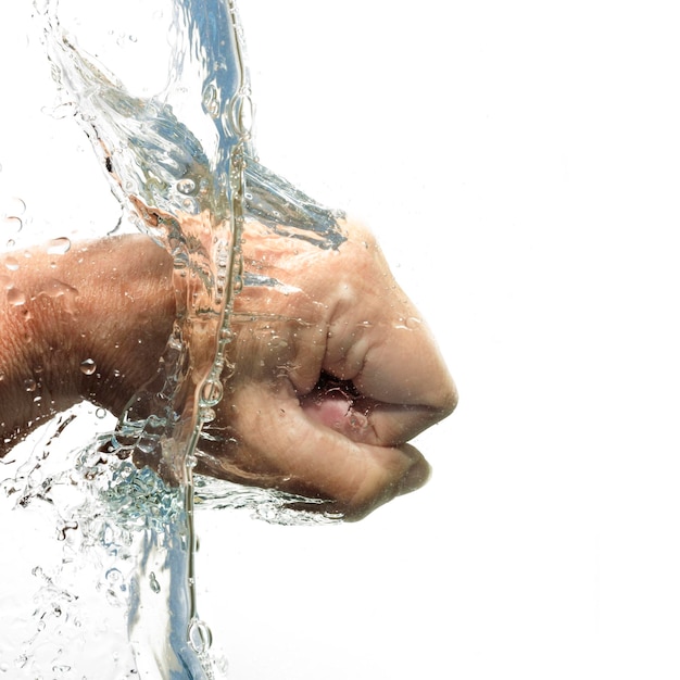 Foto nahaufnahme einer hand, die wasser gegen einen weißen hintergrund schlägt
