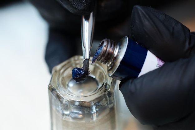 Nahaufnahme einer Hand, die Wein in ein Glas gießt