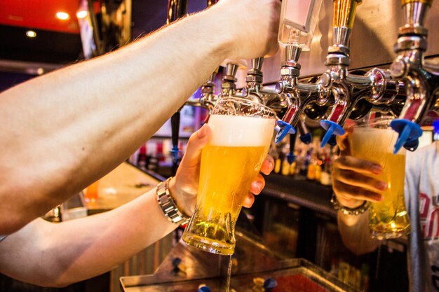 Foto nahaufnahme einer hand, die wein in ein glas gießt