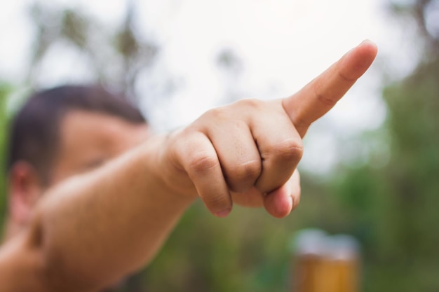 Foto nahaufnahme einer hand eines mannes, die in einem park zeigt