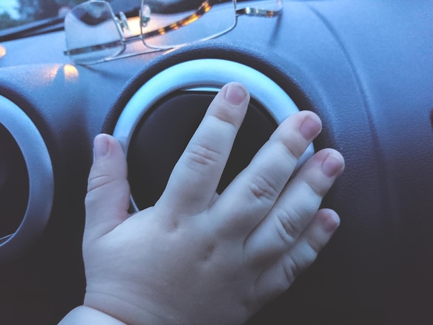 Nahaufnahme einer Hand im Auto