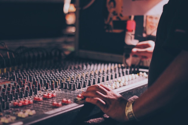 Nahaufnahme einer Hand mit einem Soundmixer