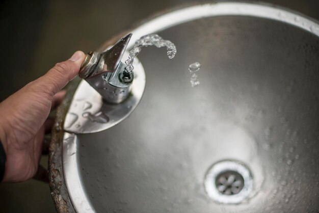 Nahaufnahme einer Hand mit Wasser