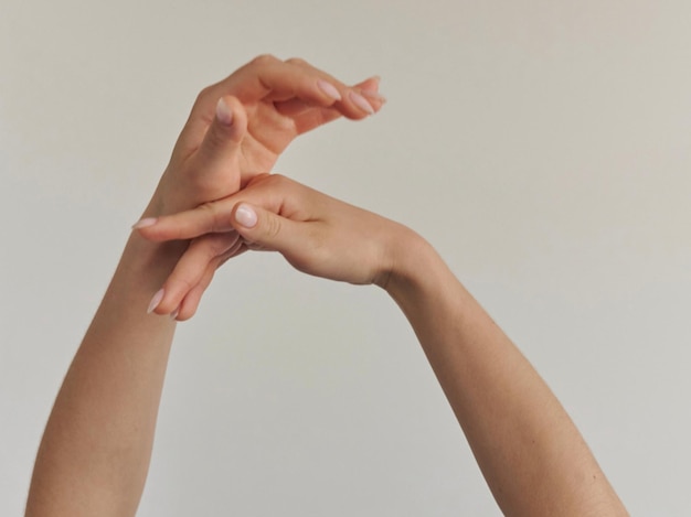 Foto nahaufnahme einer hand vor weißem hintergrund