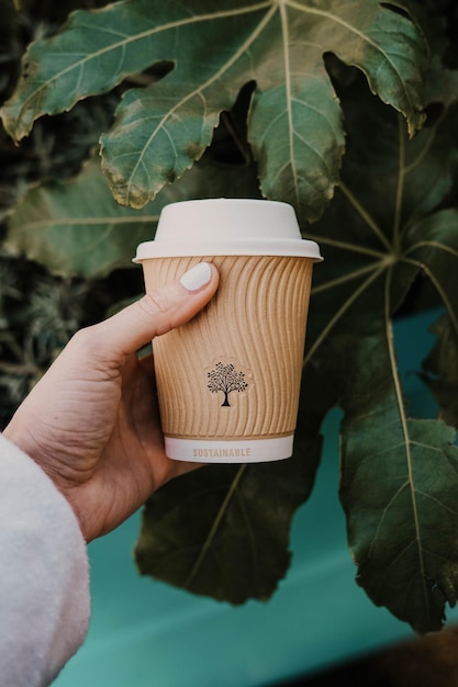 Nahaufnahme einer handgehaltenen Öko-Takeaway-Tasse