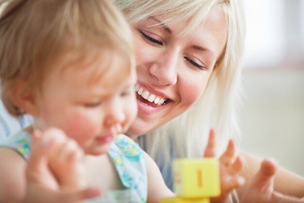 Nahaufnahme einer hellen Mutter, die mit ihrer Tochter spielt