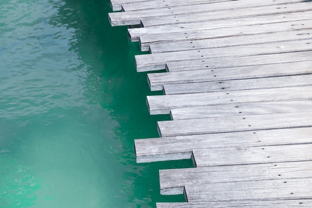 Nahaufnahme einer Holzbrücke über dem Seehintergrund