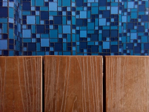 Nahaufnahme einer Holztür gegen eine Fliesenwand im Badezimmer