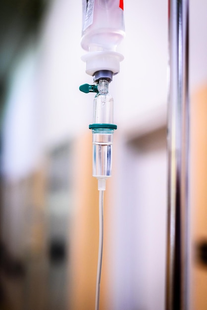 Nahaufnahme einer intravenösen Infusion im Krankenhaus