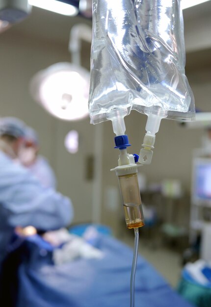 Nahaufnahme einer intravenösen Infusion im Krankenhaus