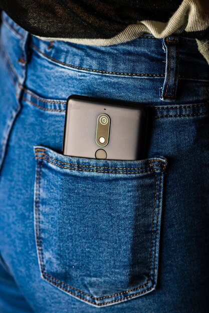 Nahaufnahme einer Jeanstasche mit Smartphone