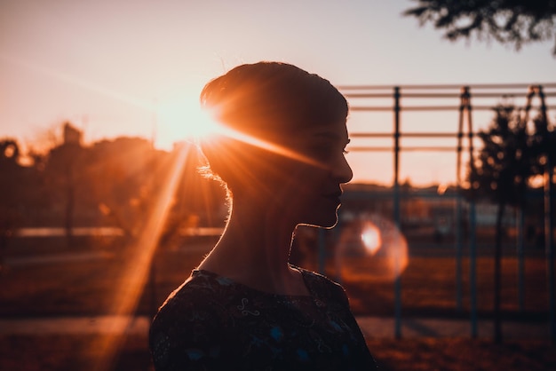 Nahaufnahme einer jungen Frau beim Sonnenuntergang