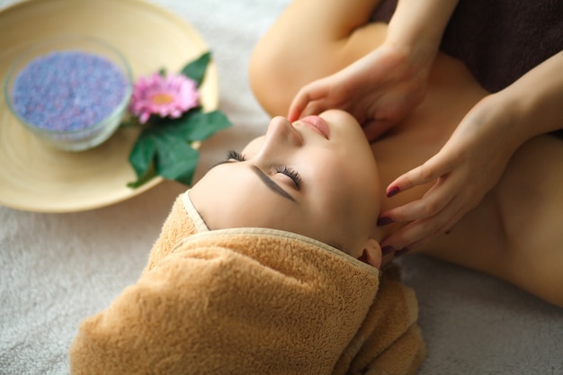 Nahaufnahme einer jungen Frau, die Badekur am Schönheits-Salon erhält.