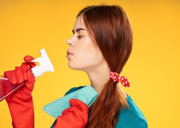 Foto nahaufnahme einer jungen frau, die ein geschenk vor gelbem hintergrund hält