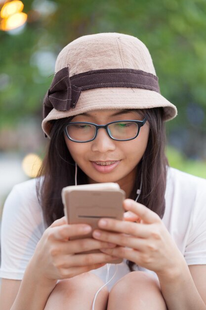 Nahaufnahme einer jungen Frau, die ein Handy benutzt