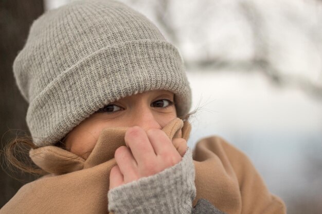 Nahaufnahme einer jungen Frau, die im Winter warme Kleidung trägt