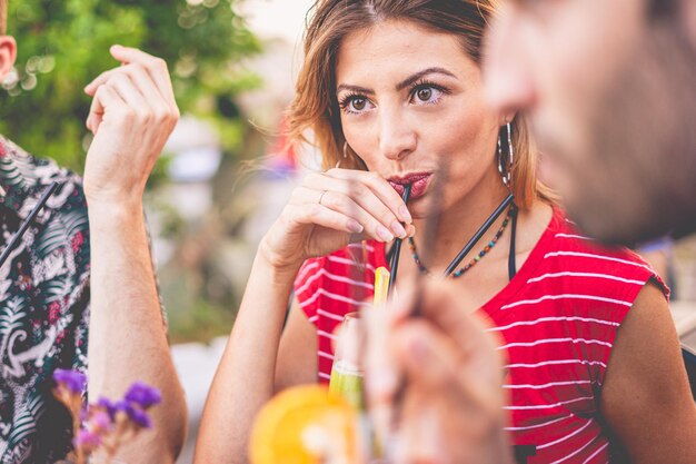 Foto nahaufnahme einer jungen frau, die saft trinkt