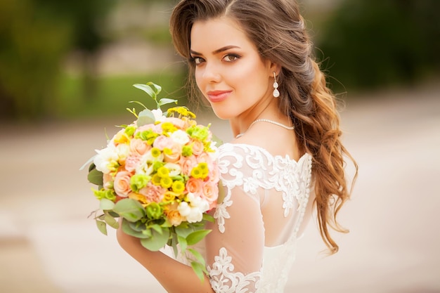 Nahaufnahme einer jungen Frau mit Blumenstrauß