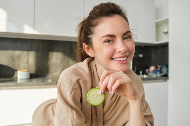 Foto nahaufnahme einer jungen frau mit einem apfel