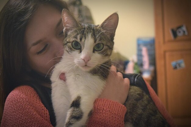 Foto nahaufnahme einer jungen frau mit einer katze