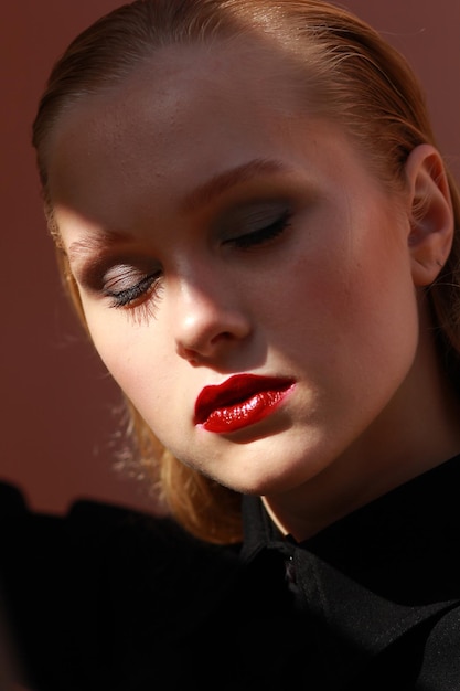 Nahaufnahme einer jungen Frau mit geschlossenen Augen, die Make-up trägt