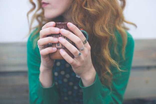 Foto nahaufnahme einer jungen frau mit kaffee