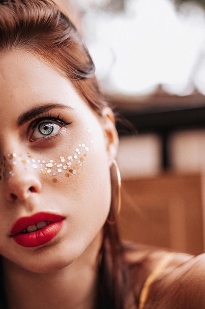 Nahaufnahme einer jungen Frau mit Make-up
