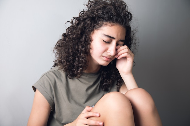 Nahaufnahme einer jungen Frau mit Weinproblemen