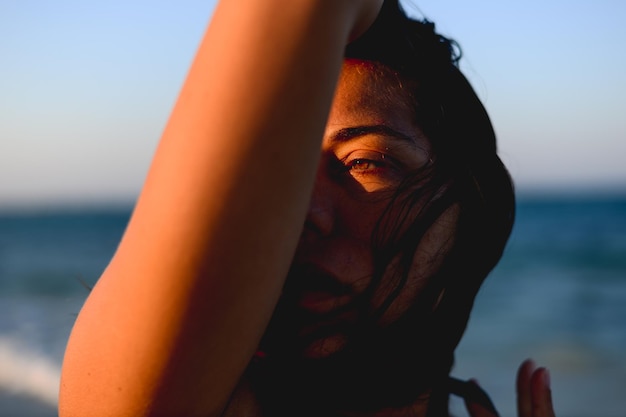 Foto nahaufnahme einer jungen frau vor dem meer