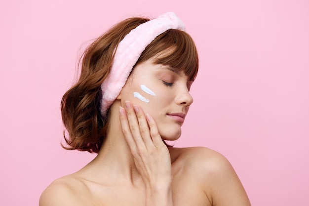 Nahaufnahme einer jungen Frau vor rosa Hintergrund