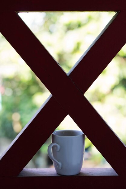 Foto nahaufnahme einer kaffeetasse am fensterbrett