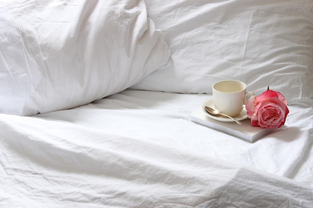 Nahaufnahme einer Kaffeetasse auf dem Bett