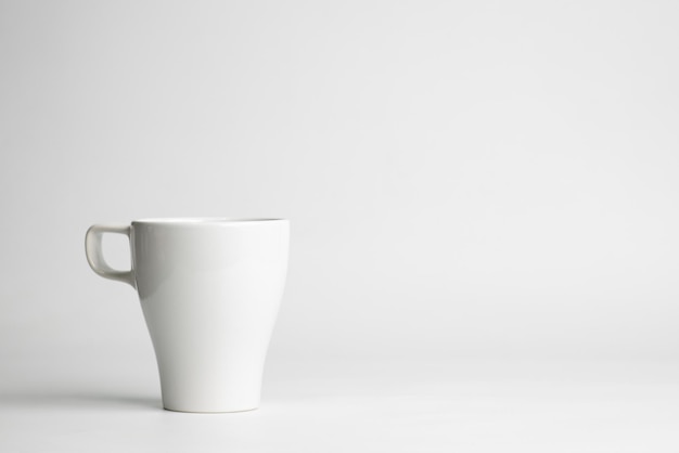 Nahaufnahme einer Kaffeetasse auf dem Tisch vor weißem Hintergrund