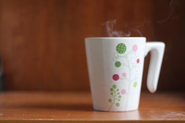 Nahaufnahme einer Kaffeetasse auf dem Tisch