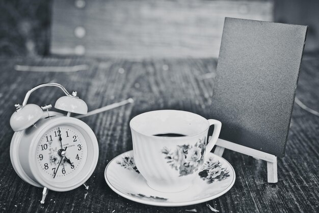 Foto nahaufnahme einer kaffeetasse auf dem tisch